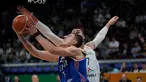 Pemain timnas basket Lithuania Jonas Valanciunas (kanan) berusaha mengadang laju pebasket Serbia Nikola Jovic saat pertandingan perempat final Piala Dunia Basket antara Lithuania melawan Serbia di Mall of Asia Arena di Manila, Filipina, Selasa, 5 September 2023. (AP Photo/Aaron Favila)