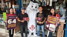 Maskot Piala Dunia 2022, La'eeb, berkeliling Indonesia untuk memeriahkan Piala Dunia 2022 yang akan berlangsung kurang dari sebulan lagi di Qatar. Pada hari keduanya di Banjarmasin, Sabtu (29/10/2022), La'eeb menyapa masyarakat dengan mengunjungi Pasar Anyar Banjarmasin. (Dok.SCM)