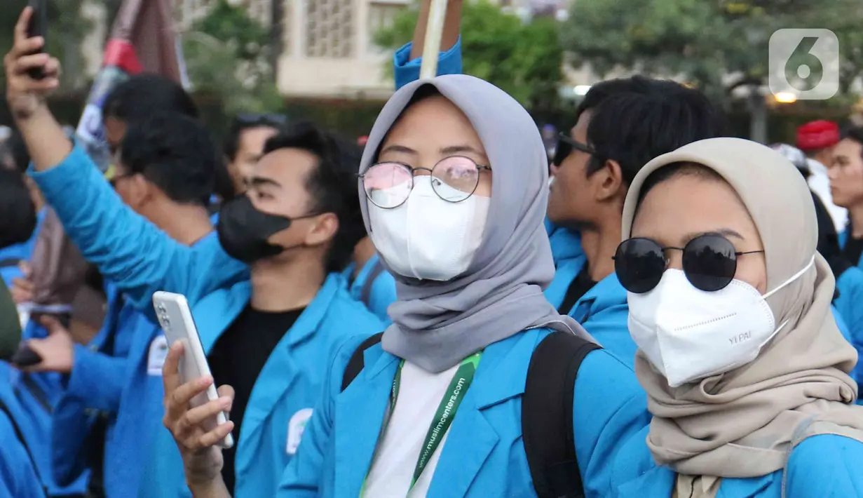 Mahasiswa dari berbagai universitas melakukan aksi unjuk rasa di kawasan Patung Kuda, Jakarta, Senin (4/11/2022). Mereka menyampaikan tuntutannya terkait kenaikan minyak goreng dan bahan bakar minyak (BBM). (Liputan6.com/Herman Zakharia)