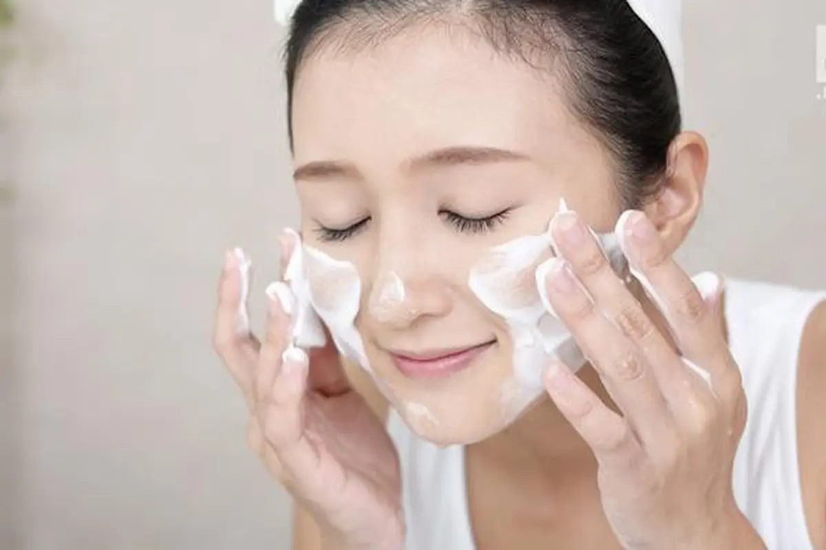Bersihkan kulit wajah dari sisa makeup dan kotoran lainnya dengan cara ini.