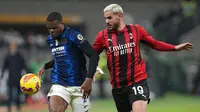 Pemain Inter Milan Denzel Dumfries (kiri) berebut bola dengan pemain AC Milan Theo Hernandez pada pertandingan leg pertama semifinal Coppa Italia di Stadion San Siro, Milan, Italia, 1 Maret 2022. Pertandingan berakhir imbang 0-0. (AP Photo/Antonio Calanni)