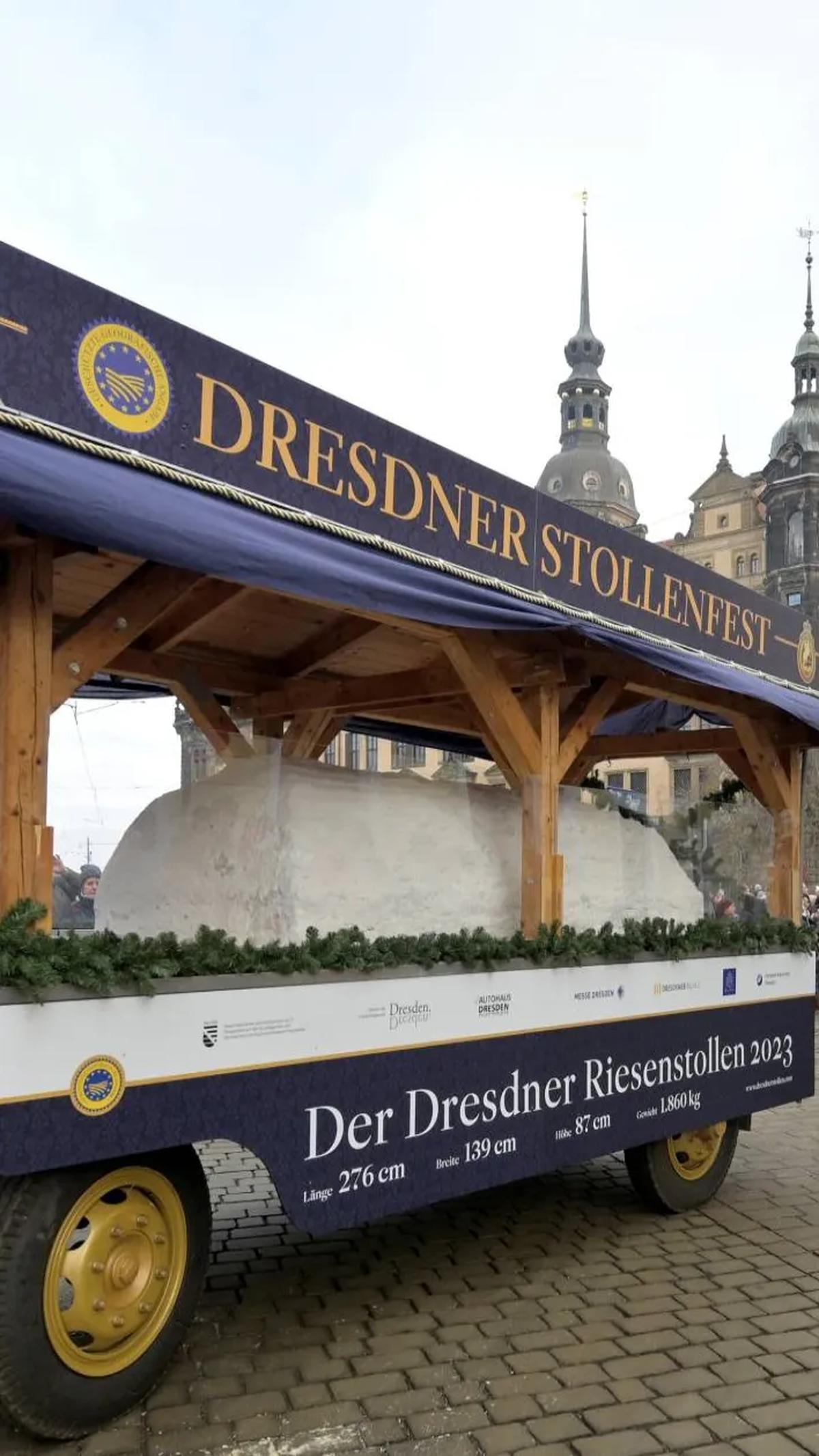 Perayaan itu adalah Festival Christstollen, yang menampilkan kue Stollen raksasa seberat 1,8 ton.