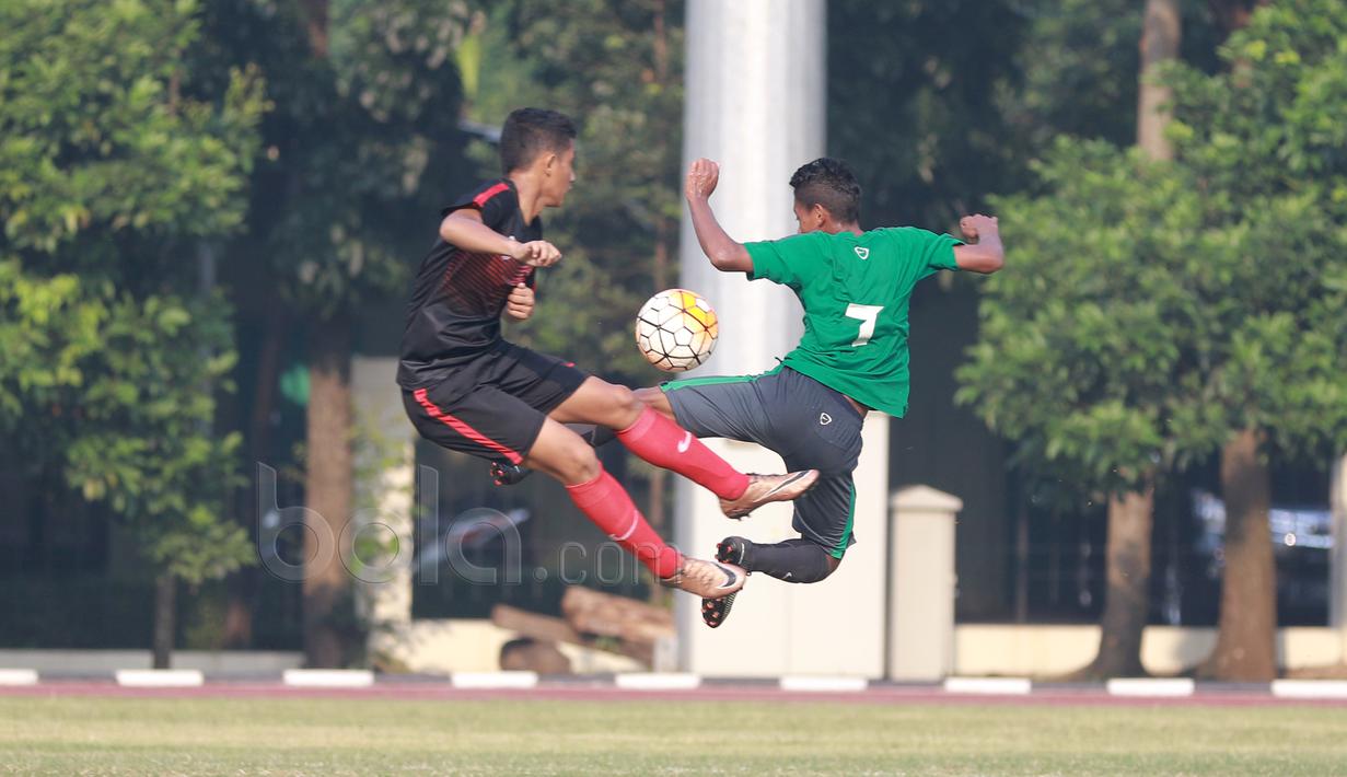 Aksi pemain Timnas Indonesia U-16, Hamzah (kanan)  dan Timnas Pelajar U-15 pada laga uji coba di Stadion Atang Sutesna, Cijantung, Rabu (17/5/2017). Timnas U-16 menang 5-1. (Bola.com/Nicklas Hanoatubun)