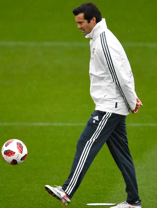 Pelatih sementara Real Madrid, Santiago Solari menjugling bola saat latihan di fasilitas pelatihan Ciudad Real Madrid di Valdebebas, Madrid (30/10). Solari adalah mantan pemain Real Madrid di era 2000-an, tepatnya 2000-2005. (AFP Photo/Gabriel Bouys)