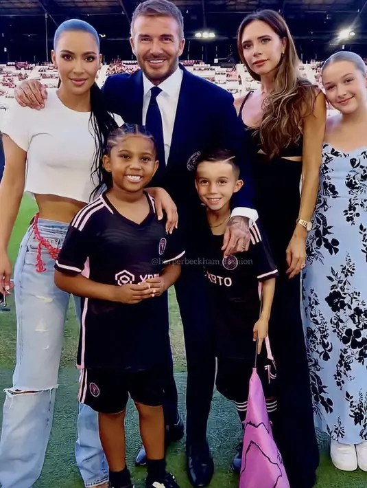 Dengan summer dress yang khas, penampilan Harper Beckham begitu curi atensi. Ia juga terlihat memadukannya dengan sneakers putih yang menyempurnakan penampilannya. [Foto: Instagram/ Harper Beckham Fashion]