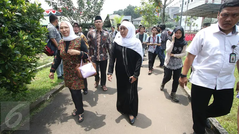 Mensos Khafifah saat melayat ke rumah duka KH Hasyim Muzadi.