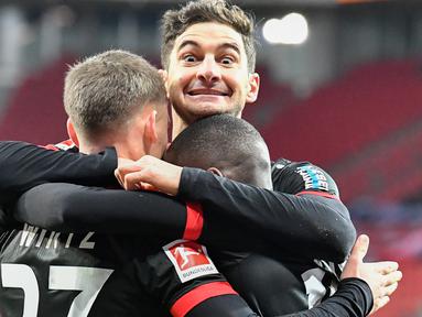 Pemain Bayer Leverkusen merayakan gol yang dicetak Moussa Diaby ke gawang Borussia Dortmund pada laga lanjutan Liga Jerman di BayArena Stadium, Rabu (20/1/2021). Bayer Leverkusen menang 2-1 atas Borussia Dortmund. (AFP/Martin Meissner/pool)