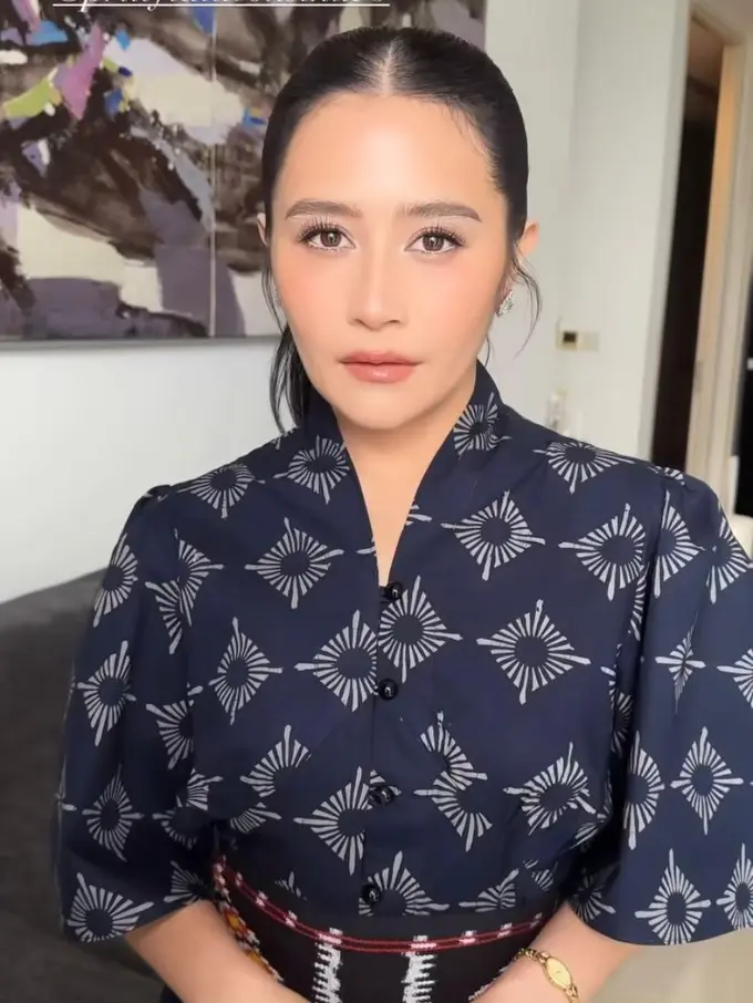 Tampilan Elegan Prilly Latuconsina dalam Balutan Batik Modern Ratusan Ribu, Cocok Jadi Inspirasi Harian