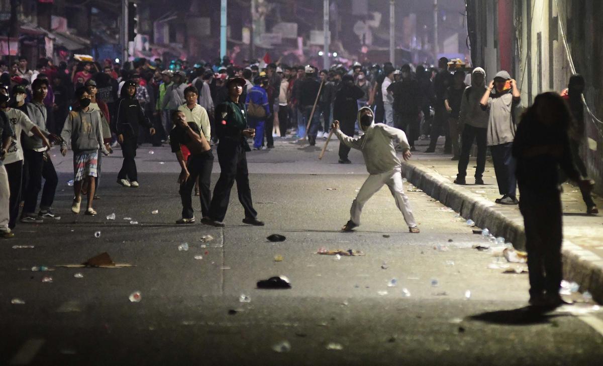 Water Cannon Bubarkan Massa di Gerbang DPR