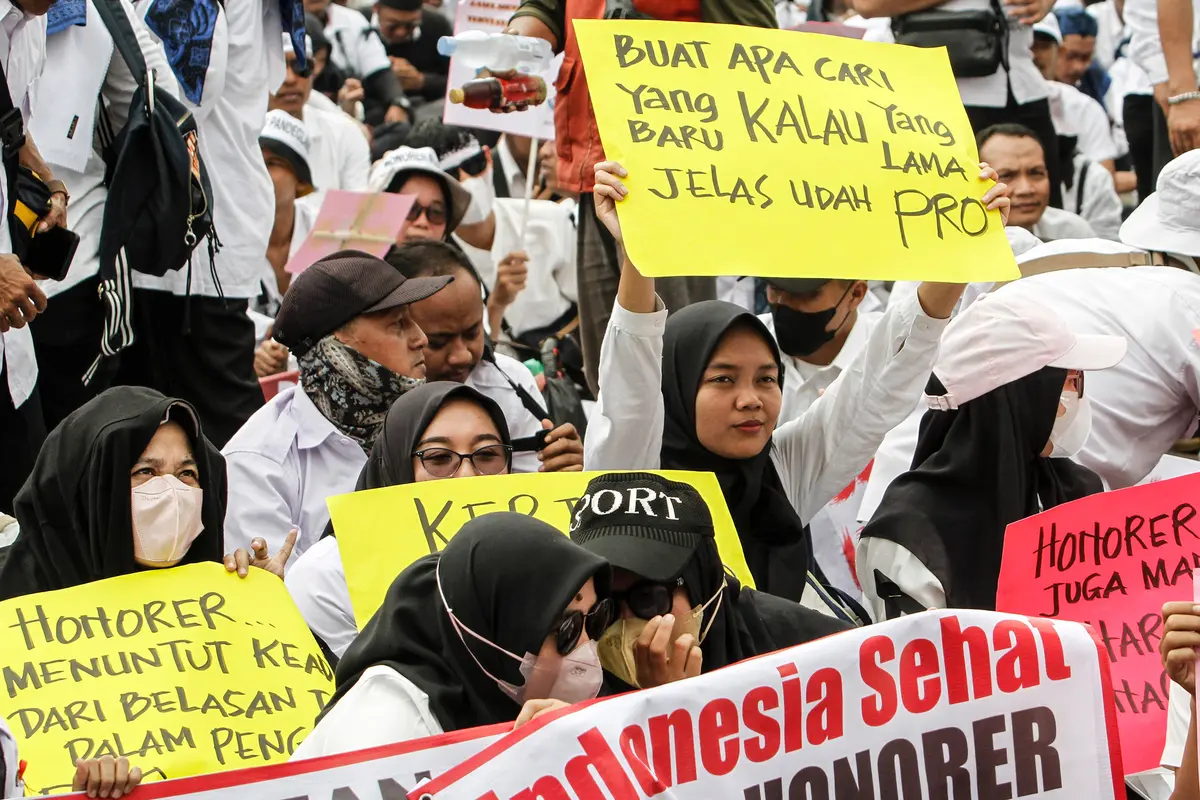 Aksi Demo Honorer Lintas Profesi di Depan DPR