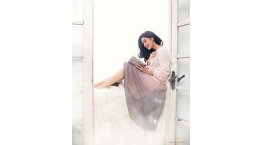 Saat bergaya membaca buku, Naysila Mirdad terlihat bak putri negeri dongeng.