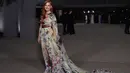 Jessica Chastain saat tiba di acara tahunan kedua Academy Museum di Academy Museum of Motion Pictures di Los Angeles, Amerika Serikat, Sabtu (15/10/2022). Kakinya yang kencang mengintip melalui dua celah setinggi paha dalam nomor yang menghentikan pertunjukan saat dia berjalan di karpet merah. (Jordan Strauss/Invision/AP)