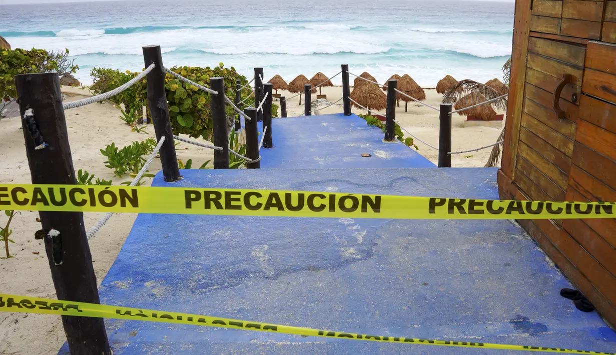 <p>Prakirawan cuaca mengatakan, mereka memperkirakan badai mungkin akan melemah sebelum mencapai pantai Meksiko, namun tetap memiliki kekuatan yang sama. (Elizabeth Ruiz / AFP)</p>