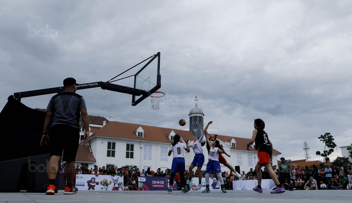 Pertandingan basket 3x3 meramaikan acara Asian Games Sport Festival di Taman Fatahilah, Jakarta, Sabtu (9/12/2017). Acara tersebut bertujuan untuk mempromosikan Asian Games 2018. (Bola.com/M Iqbal Ichsan)