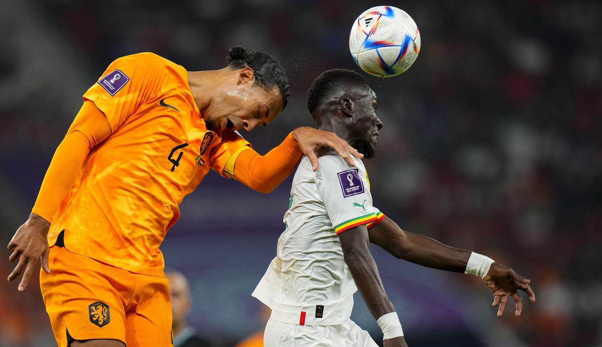 Dipimpin sang kapten Virgil van Dijk, Belanda tampak kesulitan untuk mengembangkan permainan di awal babak pertama. (AP/Petr David Josek)