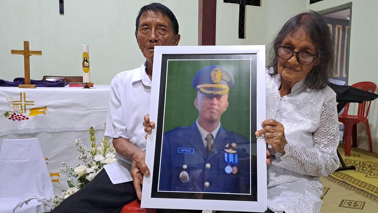 Saat Kedua Orang Tua Kolonel Cpl Antonius Hermawan Tunjukkan Potret Gagahnya Putra Tercinta Semasa Hidup