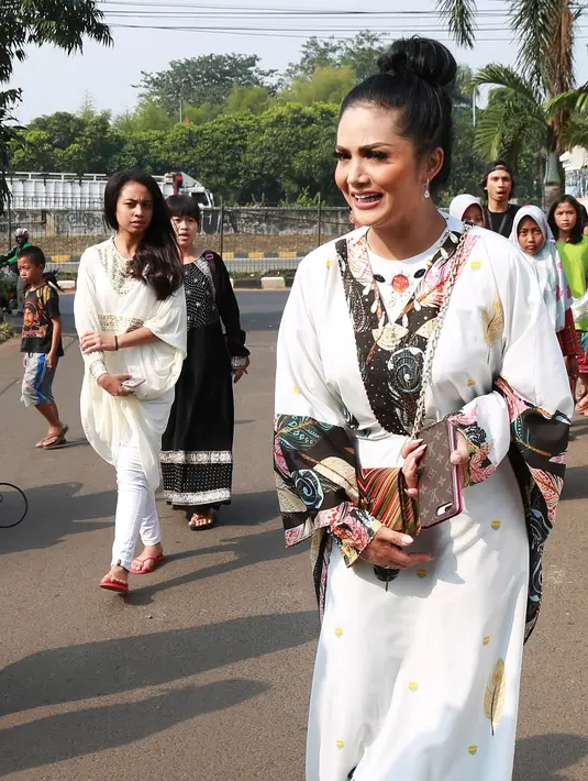 Saat menyaksikan penyembelihan kurban, ia tidak ditemani oleh suaminya. KD penyanyi ini biasa disapa, datang bersama kedua buah menyaksikan pemotongan hewan kurban. (Bambang E. Ros/Bintang.com)