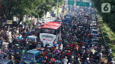 Suasana kendaraan terjebak macet di i Jalan Lenteng Agung Raya, Tanjung Barat, Jakarta Selatan, Selasa (20/10/2020). Mulai meningkatnya aktivitas warga selama PSBB transisi menyebabkan kemacetan kembali terjadi di sejumlah titik Ibu Kota. (Liputan6.com/Immanuel Antonius)