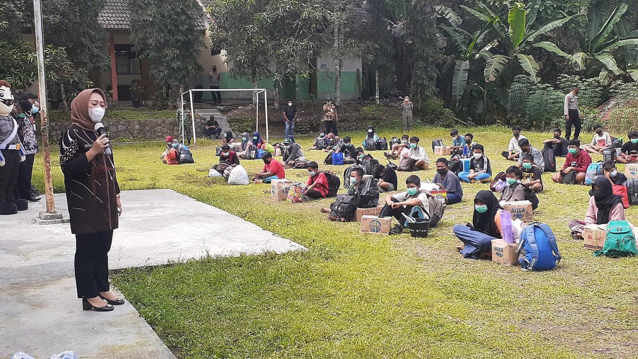 66 siswa di Purbalingga jalani isolasi terpusat usai terpapar Covid-19. (Foto: Liputan6.com/Rudal Afgani)