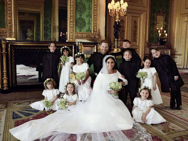 Dalam foto yang dirilis Istana Kensington pada 21 Mei 2018, menunjukkan foto pernikahan Pangeran Harry dan Meghan Markle di Windsor Castle, Inggris. Harry dan Meghan berpose bersama flower boy dan flower girl. (Alexi Lubomirski/Kensington Palace via AP)