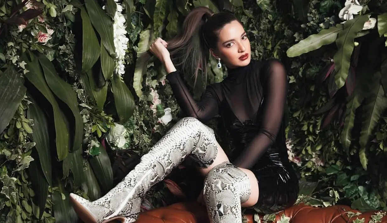 Artis berusia 29 tahun ini sering membagikan foto dengan model gaya rambut yang berbeda-beda. Selain gerai, gaya rambut yang selalu menjadi andalan Nia Ramadhani adalah genie ponytail seperti miliki Ariana Grande.(Liputan6.com/IG/@ramadhaniabakrie)