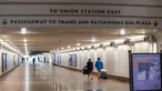 Pemandangan lorong menuju peron kereta Union Station, di pusat kota Los Angeles, California, Rabu (17/3/2021). Penyelenggara Academy Awards ke-93 atau Oscars 2021 akan digelar di dua lokasi berbeda, yakni Dolby Theater dan stasiun kereta Union Station. (VALERIE MACON/AFP)