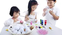 Anak-anak bermain dengan pakaian putih. (Shutterstock/Creativa Images)