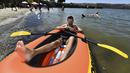 Luis Vazquez, dari Fairfield, duduk di perahu karetnya mencari lagu sebelum pergi ke air di Benicia, California, pada Senin, 5 September 2022. Area Teluk mengalami panas yang berlebihan peringatan saat suhu melonjak di atas 104 derajat di East Bay. (Jose Carlos Fajardo/Bay Area News Group via AP)