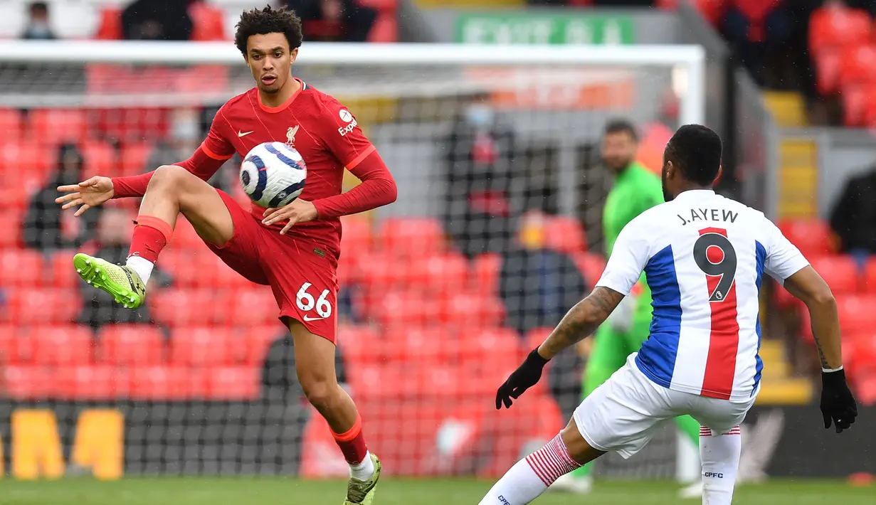 Pemain bek kanan Liverpool, Trent Alexander-Arnold berjasa bawa the Reds finish di posisi keempat musim lalu. Ia juga pernah berkontribusi atas gelar Liga Champions musim 2018/2019 dan Premier League musim 2019/2020 di umurnya yang saat ini menginjak 22 tahun. (Foto: AFP/Pool/Paul Ellis)