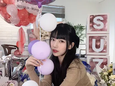 Potret Suzy saat merayakan ulang tahunnya. [Foto: Instagram/ skuukzky]