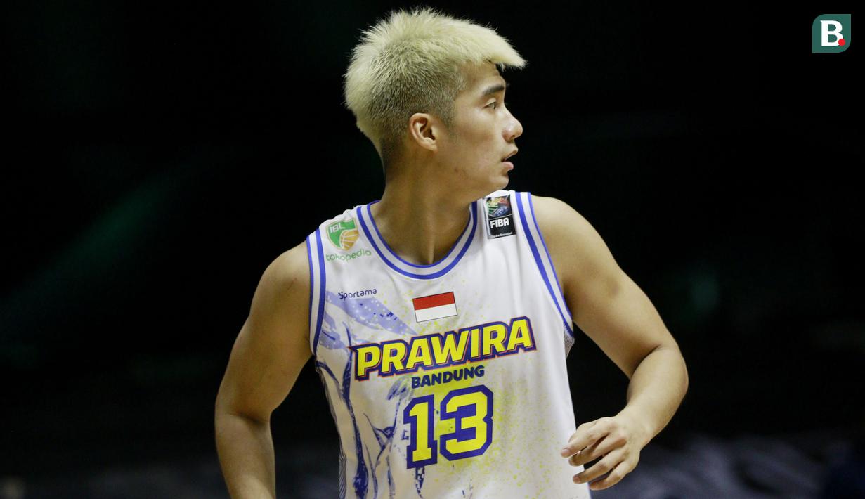 Pebasket Prawira Bandung, Hans Abraham, saat melawan  Satria Muda Pertamina pada laga IBL 2022 di Hall Basket GBK, Jakarta, Jumat (21/01/2022). Satria Muda menang dengan skor 68-66. (Bola.com/M Iqbal Ichsan)