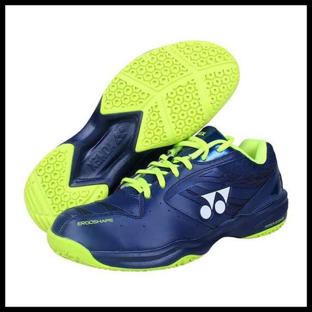 Sepatu bulutangkis merek Yonex.