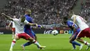 Para pemain Inggris dan Polandia berebut bola saat bertanding pada kualifikasi grup I Piala Dunia 2022 di stadion Narodowy di Warsawa (9/9/2021). Dengan hasil imbang ini Inggris tetap memimpin grup I dengan 16 poin. (AP Photo/Czarek Sokolowski)