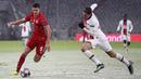Bek Bayern Munchen, Benjamin Pavard, berebut bola dengan pemain Paris Saint-Germain (PSG), Julian Draxler, pada laga Liga Champions di Allianz Arena, Kamis (8/4/2021). PSG menang dengan skor 3-2. (AP Photo/Matthias Schrader)