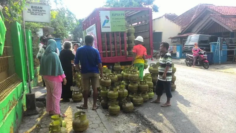 PT Pertamina (Persero) menggelar operasi pasar (OP) elpiji 3 kilogram (kg) di beberapa titik di wilayah Kabupaten Brebes, Jawa Tengah.(Liputan6.com/Fajar Eko Nugroho)