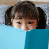 Di tengah maraknya penggunaan gadget pada anak, banyak orangtua mulai mencari alternatif aktivitas yang lebih edukatif sekaligus menyenangkan. Salah satu yang kini semakin populer adalah quiet book atau busy book—buku kain interaktif yang dirancang khusus untuk merangsang perkembangan anak melalui permainan sederhana. (foto/dok: freepik/jcomp)