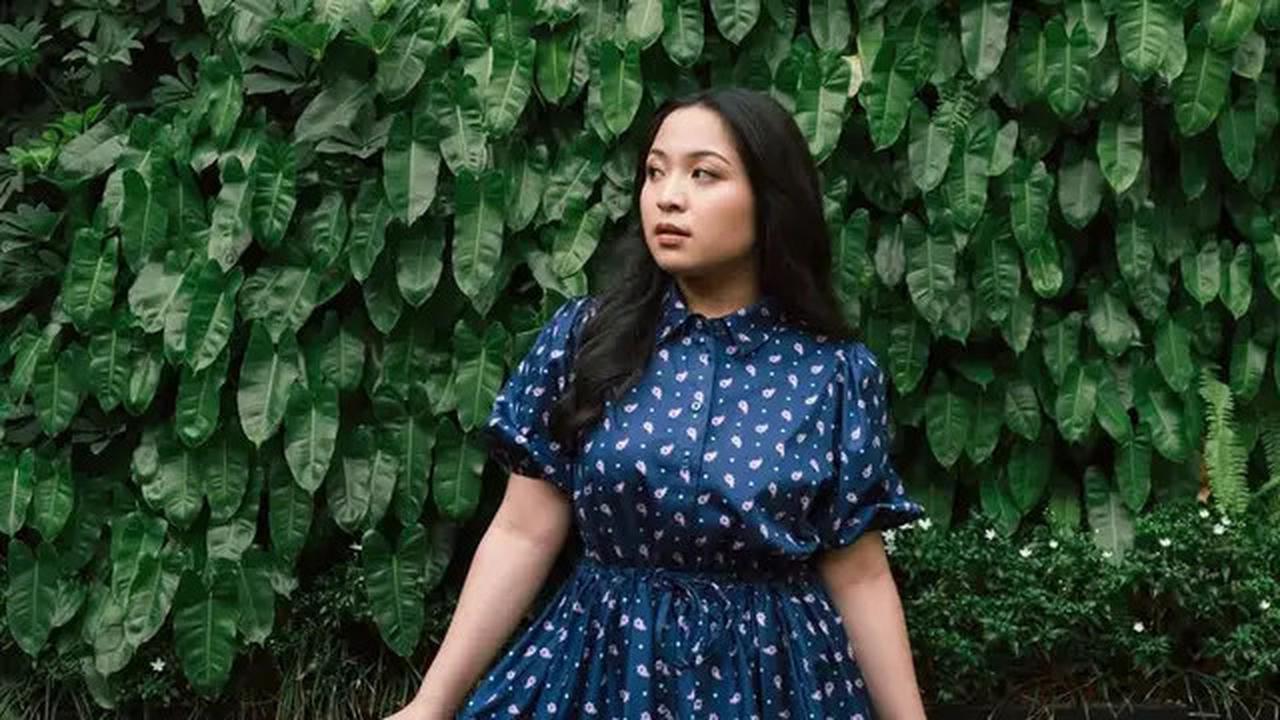 Gaya Bernadya Saat Tak Mengenakan Pakaian Hitam, Tampil Memesona dengan Kebaya hingga Kasual