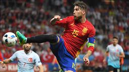Bek Spanyol, Sergio Ramos, bersiap menendang bola saat laga Grup D Piala Eropa 2016 melawan Turki di Stadion Allianz Riviera, Prancis, Jumat (17/6/2016). (AFP/Boris Horvat)