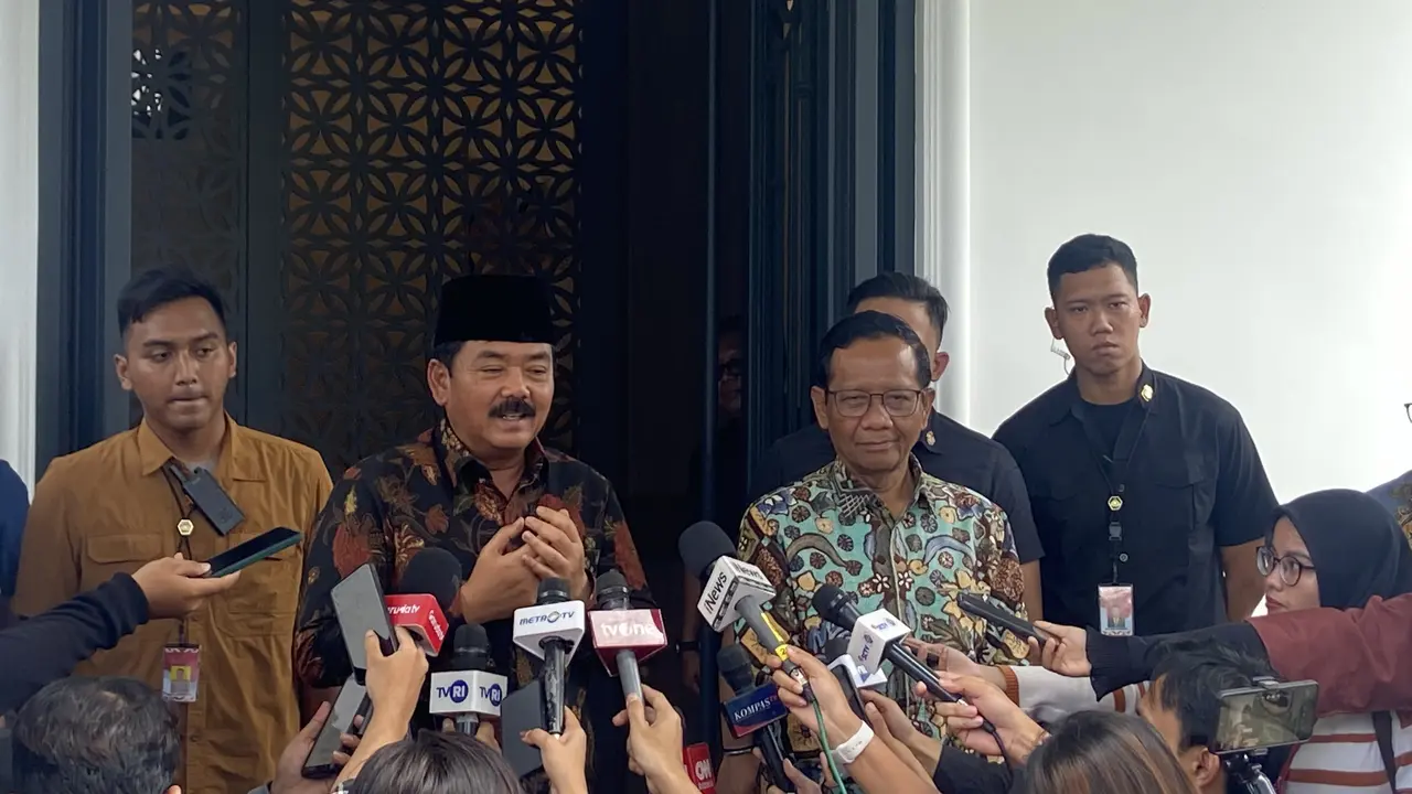 Menteri Koordinator Politik Hukum dan Keamanan (Menko Polhukam) Hadi Tjahjanto bersilaturahmi ke kediaman Mahfud Md di kawasan Patra, Kuningan, Jakarta Selatan, Kamis (22/2/2024). (Liputan6.com/Muhammad Radityo Priyasmoro)
