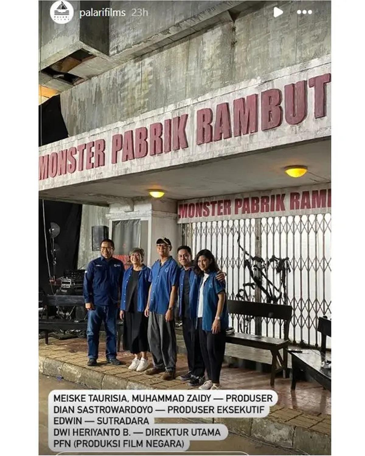 6 Potret Dian Sastrowardoyo Jadi Produser Eksekutif Film Monster Pabrik Rambut