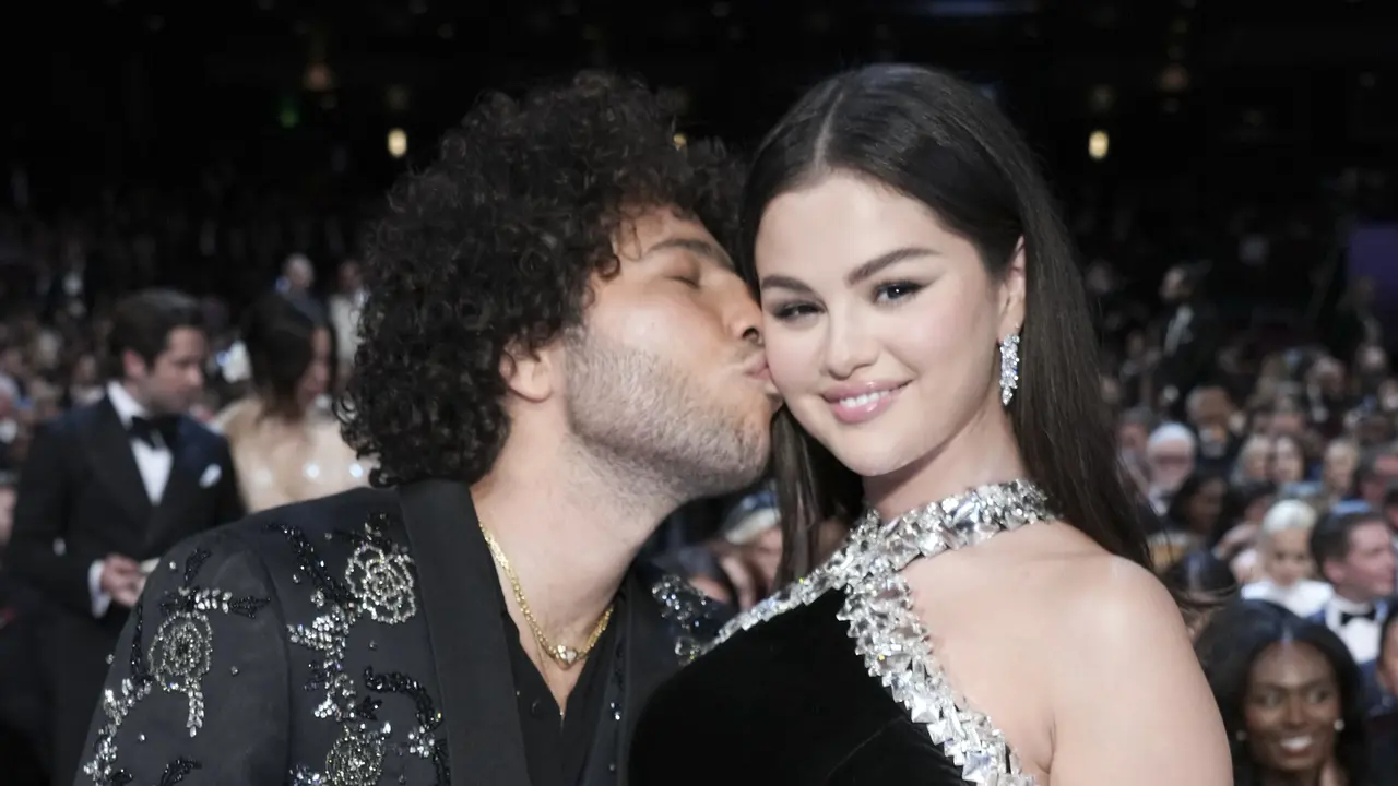Gaya Glamor Selena Gomez dan Benny Blanco di Emmy Awards 2024, Mesra Sepanjang Acara