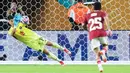 Kiper bersusia 38 tahun itu berhasil menepis 1 penalti dan mencatatkan delapan 8 penyelamatan. (AP Photo/Lynne Sladky)