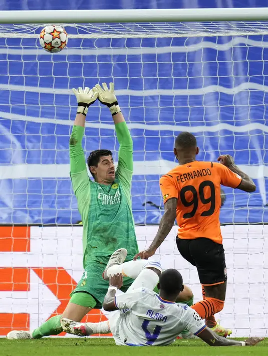 Gelandang  Shakhtar Donetsk, Fernando mencetak gol melewati kiper Real Madrid Thibaut Courtois dalam matchday 4 Grup D Liga Champions di Stadion Santiago Bernabeu, Kamis (4/11/2021) dini hari WIB.  Real Madrid sukses mengalahkan Shakhtar Donetsk dengan skor tipis 2-1. (AP Photo/Manu Fernandez)