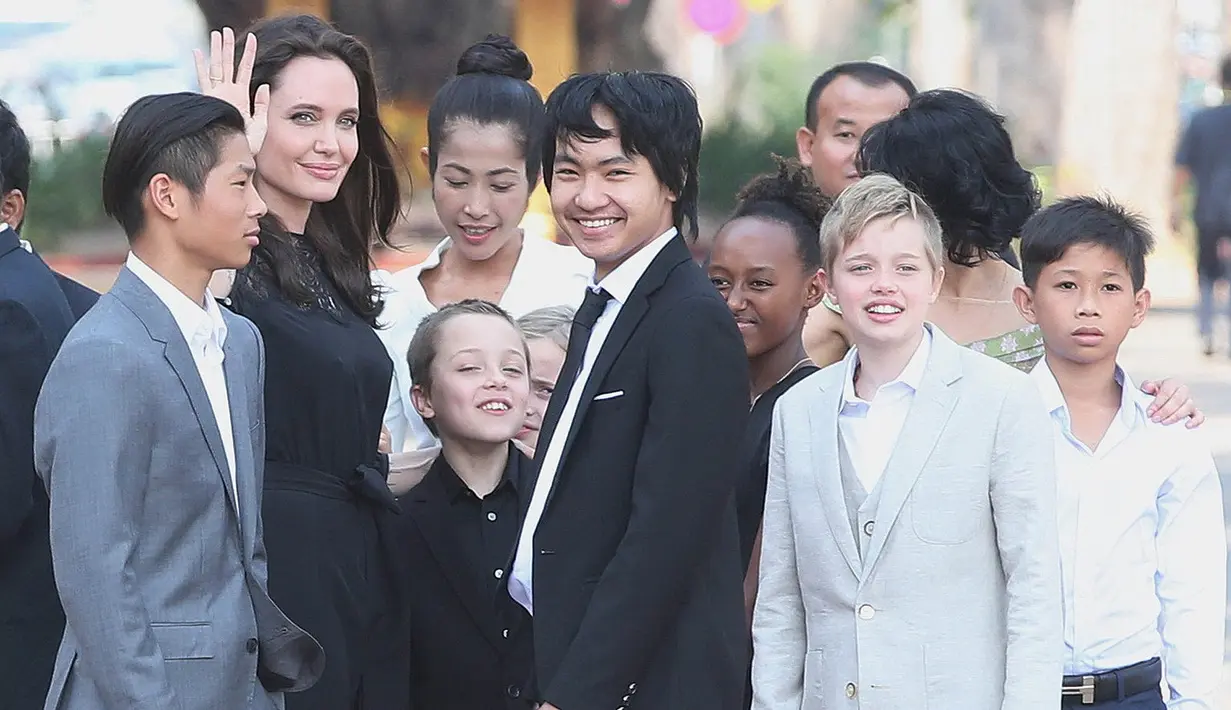 Dilansir dari HollywoodLife, sumber mengatakan Angie merasa membesarkan anaknya untuk berempati pada kesusahan orang lain. (Us Weekly)