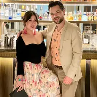 Dalam berpenampilan, Chef Rinrin Marinka identik dengan gaya sederhana namun tetap seksi. Ia selalu menambahkan warna dan aksesori yang berkesan playful agar total look yang ditampilkan terlihat lebih segar.