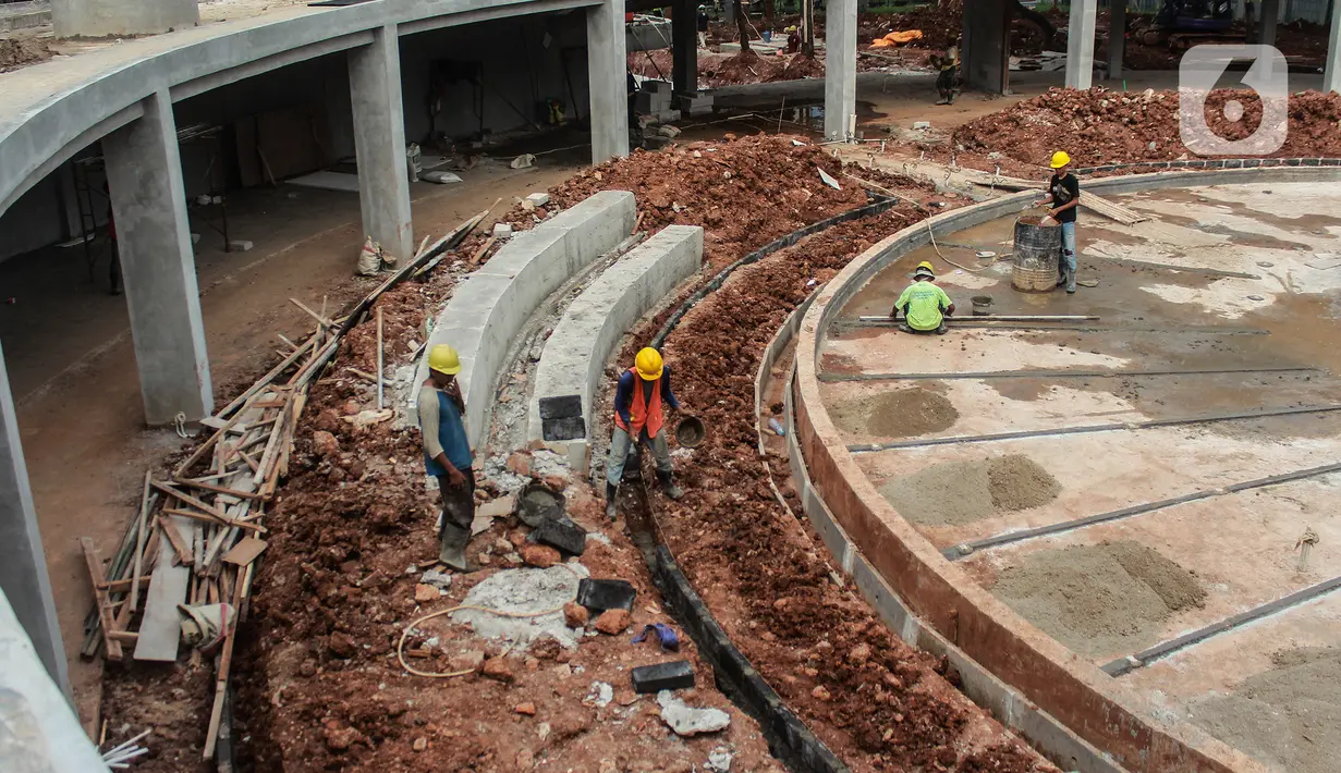 Pekerja menyelesaikan proyek revitalisasi Taman Christina Martha Tiahahu  di kawasan Blok M, Jakarta, Kamis (7/7/2022). Taman Martha Tiahahu yang sedang direvitalisasi ini menjadi bagian dari pengembangan kawasan berorientasi transit Blok M - Sisingamangaraja. (Liputan6.com/Johan Tallo)
