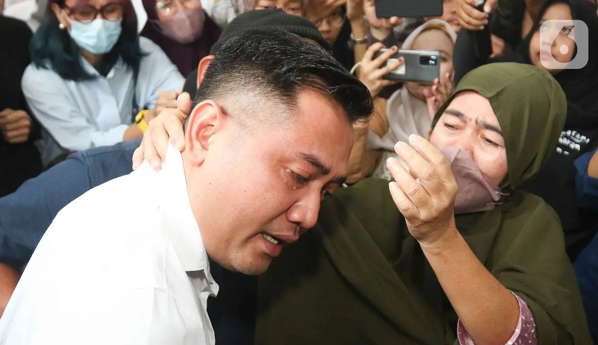 Reaksi keluarga  terdakwa kasus dugaan perintangan penyidikan pada kasus pembunuhan Brigadir Yosua, Irfan Widyanto usai sidang putusan di Pengadilan Negeri Jakarta Selatan, Jumat (24/2/2023).  AKP Irfan Widyanto divonis 10 bulan penjara dan denda sebesar Rp10 Juta oleh Majelis Hakim Pengadilan Negeri Jakarta Selatan. (Liputan6.com/Herman Zakharia)