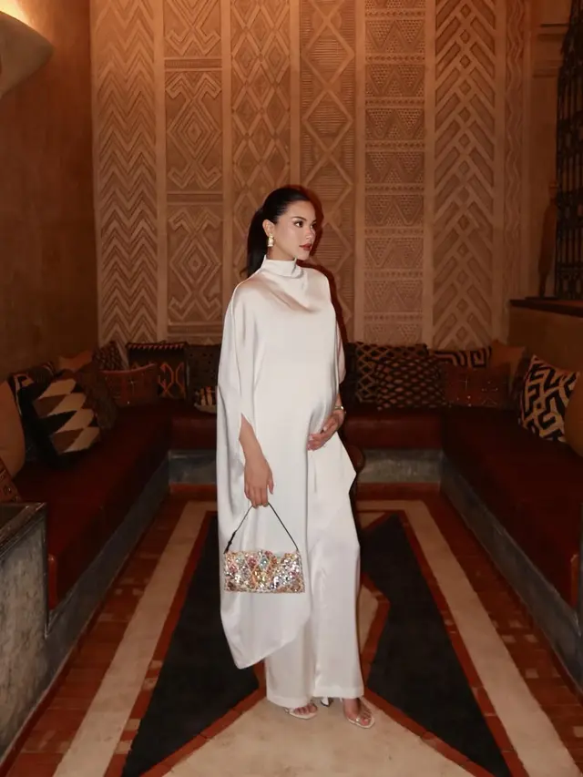 Gaya Alyssa Daguise Tetap On Point Pakai Kaftan Sembari Pamer Baby Bump Saat Kondangan di Maroko