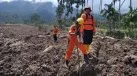 Tim SAR Padang melakukan pencarian terhadap 5 orang petani yang hilang diterjang banjir bandang usai gempa di Pasaman Barat. (Liputan6.com/ Novia Harlina)