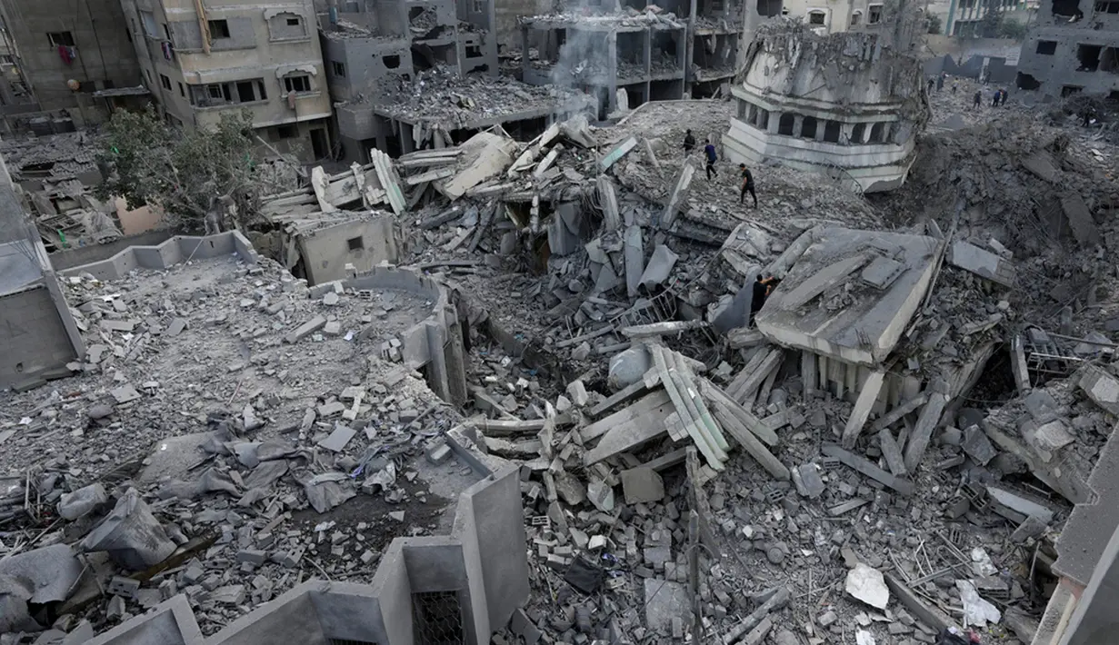 Sekitar satu juta orang eksodus massal untuk menyelamatkan diri dari zona sasaran Israel. Mereka mengungsi ke selatan. (AP Photo/Adel Hana)